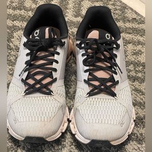 Womens On Cloudflyer Glacier. Size Us 6.5 pre- owned. Color - Rosebrown